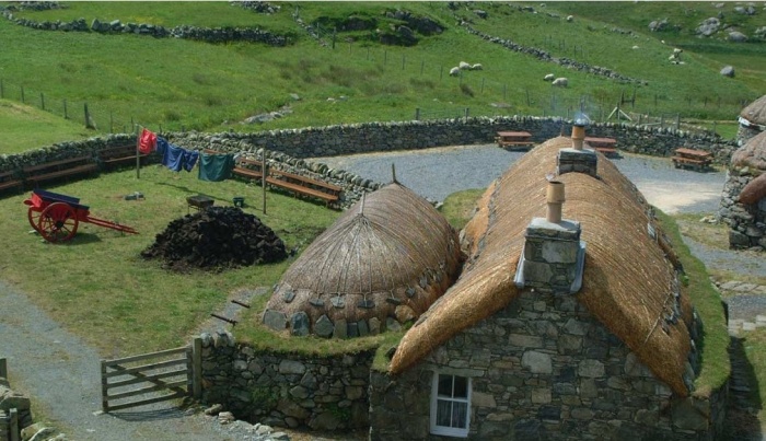 «Черный дом» и домохозяйство одной семьи восстановили в соответствии с многовековыми традициями островитян (Gearrannan Blackhouse Village, Шотландия). | Фото: britain-magazine.com.