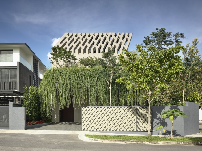 Масштабное озеленение фасада является и украшением дома, и спасением от жары (Concrete Yin Yang House, Сингапур). | Фото: habitusliving.com.