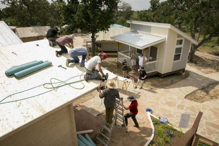Зачастую в строительстве крошечных домиков принимают участие волонтеры (Community First Village, Остин). | Фото: specials.mystatesman.com
