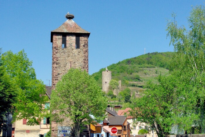 Остатки крепостной стены с башнями в аутентичной деревне Кайзерсберг (Эльзас, Франция). | Фото: tr.pinterest.com.