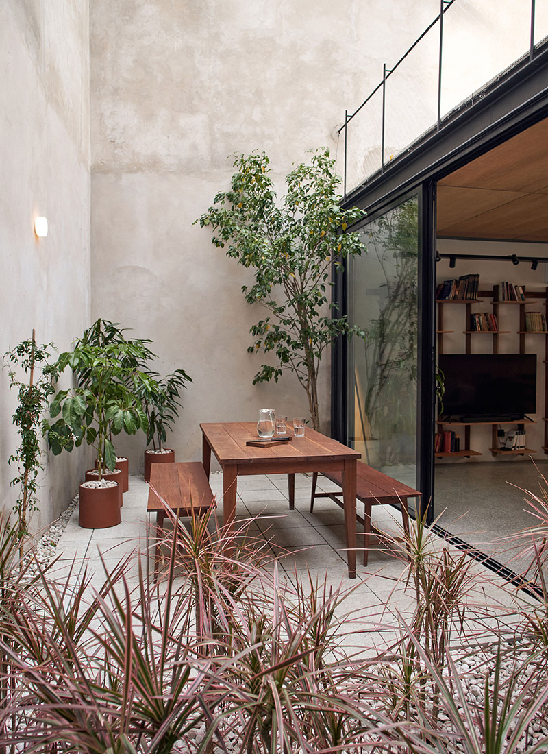 Летняя столовая на одном из внутренних двориков (House Elena's, Буэнос-Айрес).