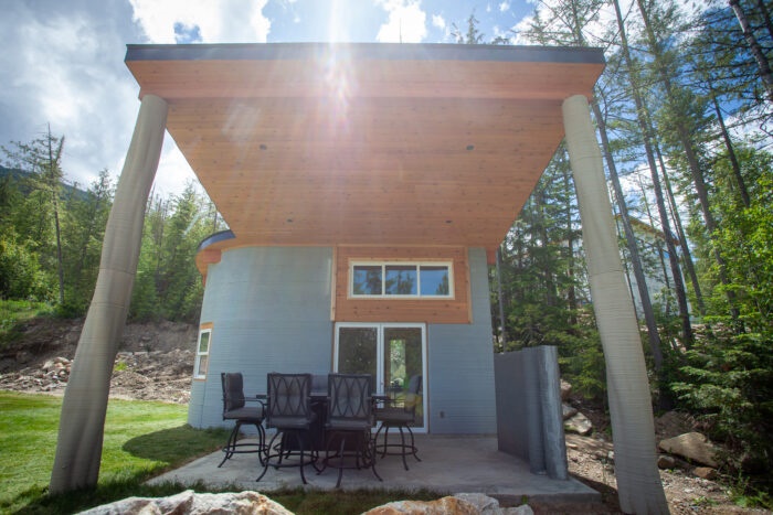 Открытая веранда – идеальное место отдыха в природной зоне (Fibonacci House, Канада). | Фото: twente-am.com.