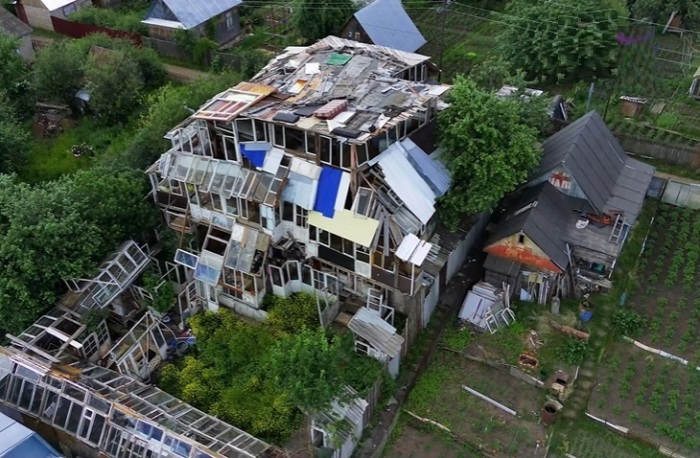 Пятиэтажный «Дом-монстр» из мусора: воплощение творческого замысла или устрашение соседей. | Фото: © NEXT-TV (Нефтекамск).