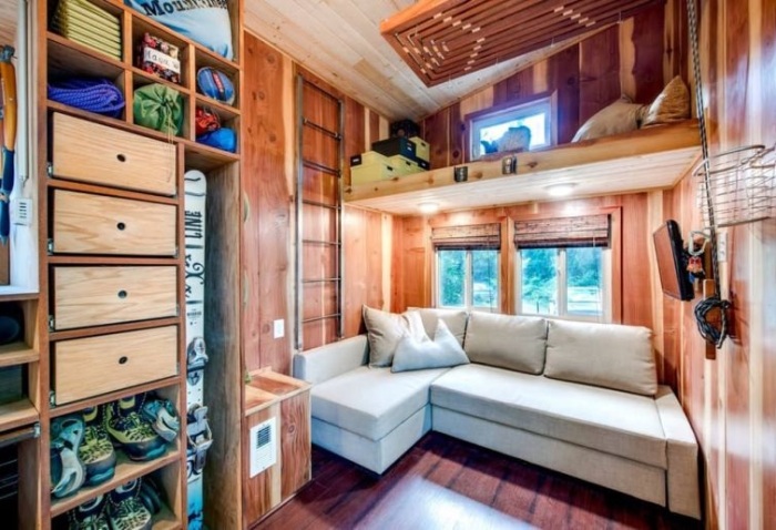 Уютная зона гостиной в мобильном доме Basecamp Tiny Home (США). | Фото: blessthisstuff.com.