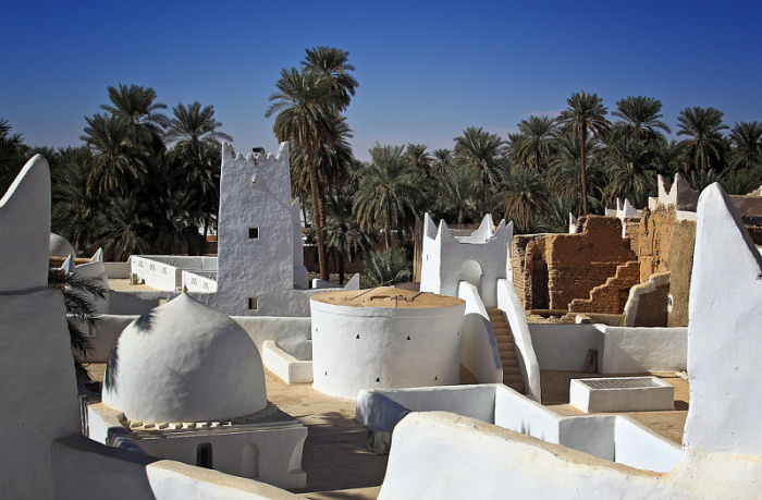 Особое расположение домов и высоких стен, образующих улицы, помогали выжить в сложных условиях зоны пустыни (Ghadames, Ливия). | Фото: fineartamerica.com.