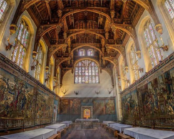 Большой зал Генриха VIII, сражающий наповал обилием красочных гобеленов и позолоченным потолком (Hampton Court Palace, Великобритания). | Фото: hrp.org.uk.