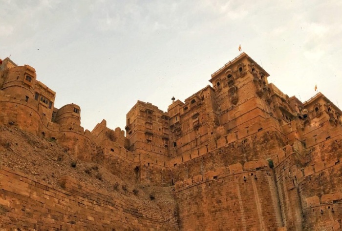 Внешнее кольцо оборонительных стен является опорным фундаментом для всего форта (The Golden City, Индия). | Фото: travel-rajasthan.com.