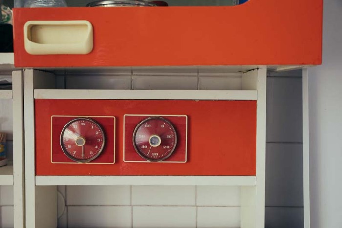 У кого сохранился такой веселенький (как для советской мебели) кухонный гарнитур с еще рабочими часами и градусником? | Фото: pro-remont.mediasalt.ru.