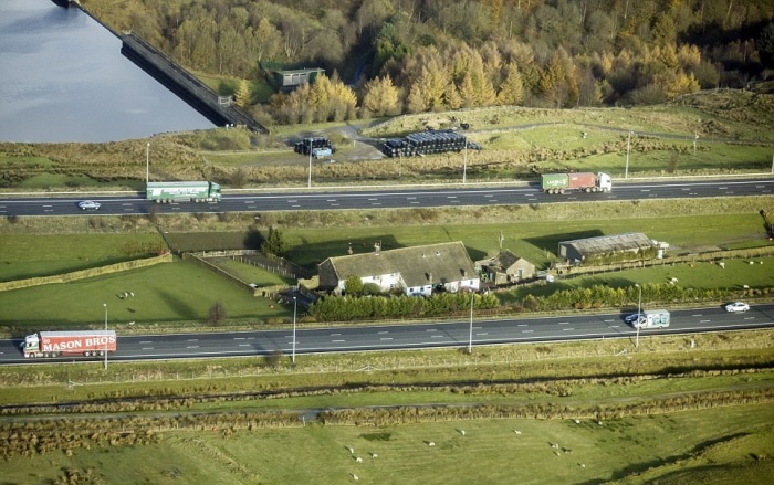 Ферма Stott Hall стала интригующим ориентиром на британской трассе М62. | Фото: thesun.co.uk.