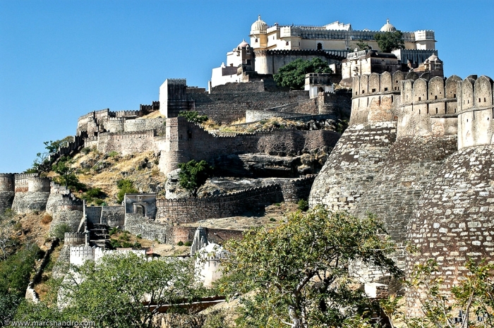 За всю историю существования форта его захватили лишь единожды и то лишь потому, что отравили воду (Kumbhalgarh Fort, Раджастхан). | Фото: chinaarchaeology.com.