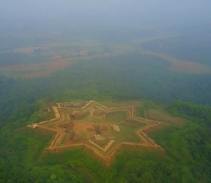 Из-за значительной высоты форт Манджарабад очень часто окутывают непроглядные туманы, скрывавшие его от глаз врагов (Саклешпур, Индия). | Фото: myholidayhappiness.com.