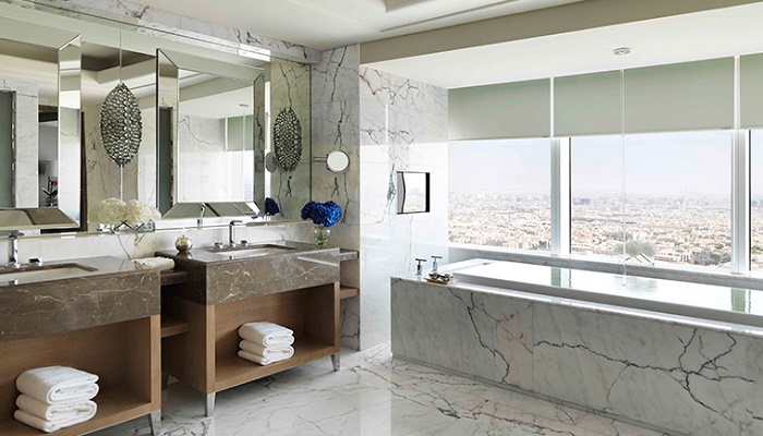 Все ванные комнаты в Люксах отделаны самым дорогим мрамором (Four Seasons, RiyadKingdom Center Tower). | Фото: orbestravelguide.com.