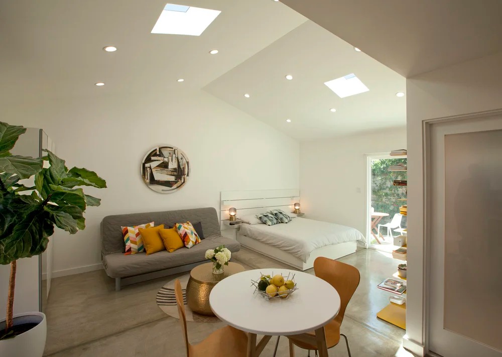 Открытая планировка домика-студии Ladera Heights ADU в Лос-Анджелесе. Открытая планировка домика-студии Ladera Heights ADU в Лос-Анджелесе.