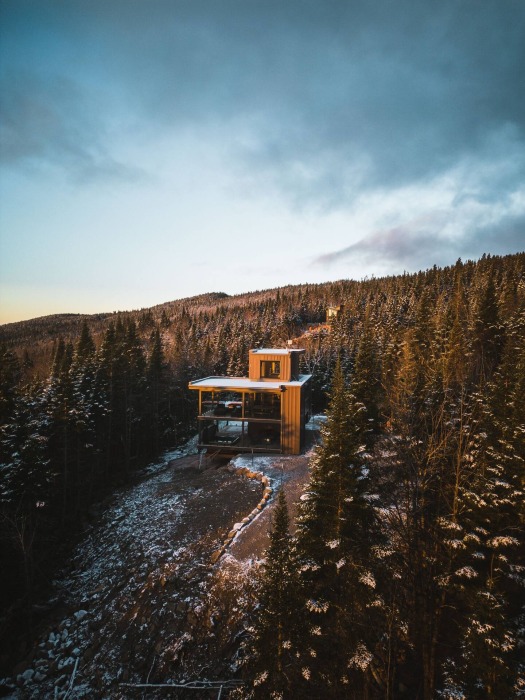 Трехуровневый крошечный коттедж расположен на вершине холма. | Фото: airbnb.com.