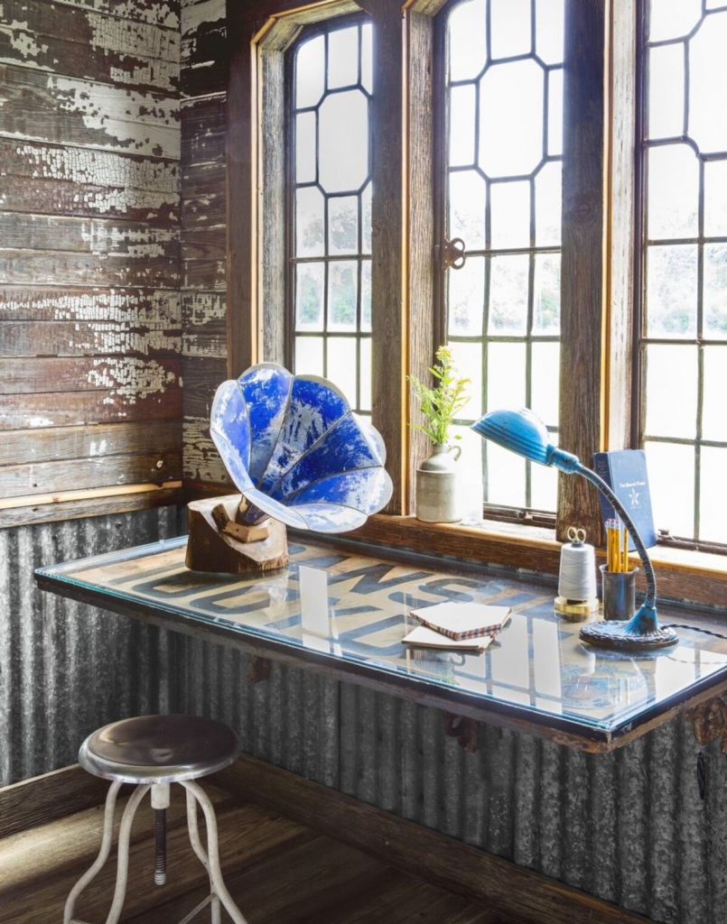 Рабочий уголок в преобразованной силосной башне Old World Antiques.