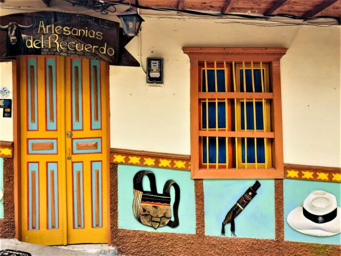 Лавку с галантерейным товаром или булочную можно узнать по рисункам, украшающим цоколь здания (Guatape, Колумбия). | Фото: destinationlesstravel.com.