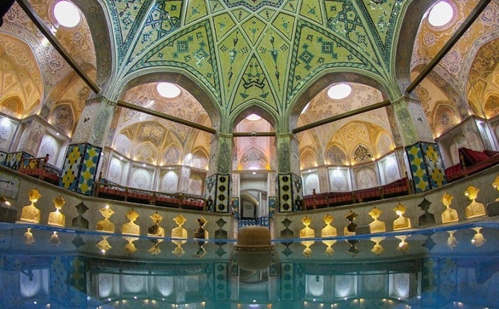 Главный зал для омовения является настоящим произведением искусства, по мозаичным картинам которого можно изучать историю и культуру страны (Qasemi Bathhouse, Кашан). | Фото: lv.foursquare.com.