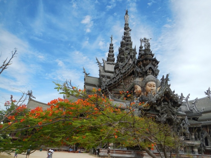 «Храм истины» возведен из дерева без единого гвоздя (Паттайя, Таиланд). | Фото: masterokblog.ru.