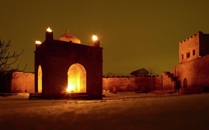 Павильон над алтарем был построен так, чтобы огонь пробивался в центре чаши и вылетал из четырех его углов (Храм огня Атешгях, Азербайджан). | Фото: odysseytraveller.com.