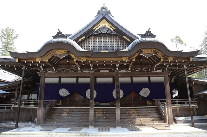 Кагура-ден – главный зал, открытый для посещений, где можно вознести молитвы ками, преподнести пожертвования и приобрести талисманы (Ise Jingu, Япония). | Фото: primeconcept.co.uk.