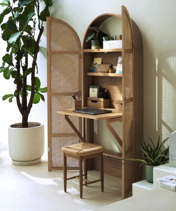 Такой шкаф-офис является идеальным вариантом для тех, кто не против винтажных предметов мебели или современного деревенского стиля. | Фото: housebeautiful.com.