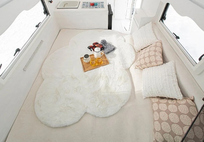 В ночное время гостиная превращается в сплошную спальню с огромной кроватью (кемпер Camakuruma). | Фото: spoon-tamago.com.