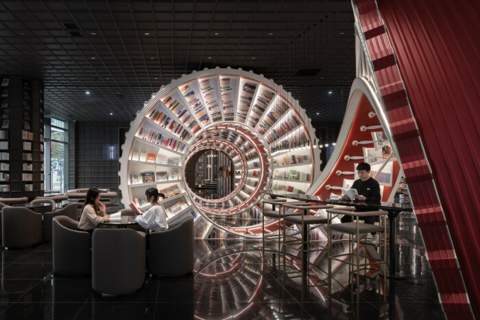 Демонстрационный стол и мебель подчеркивает динамичность художественной инсталляции (Shenzhen Zhongshuge bookstore, Китай). | Фото: mobile.twitter.com.