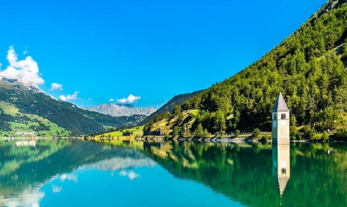 Объединенное озеро Резия стало самым большим водохранилищем Альп, расположенном выше 1 тыс. метров над уровнем моря. | Фото: italian-traditions.com.