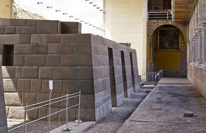 До сих пор неизвестно, камнетесы и строители какой империи смогли сотворить такое чудо за тысячу лет до нашей эры (El Coricancha, Перу). | Фото: commons.wikimedia.org.