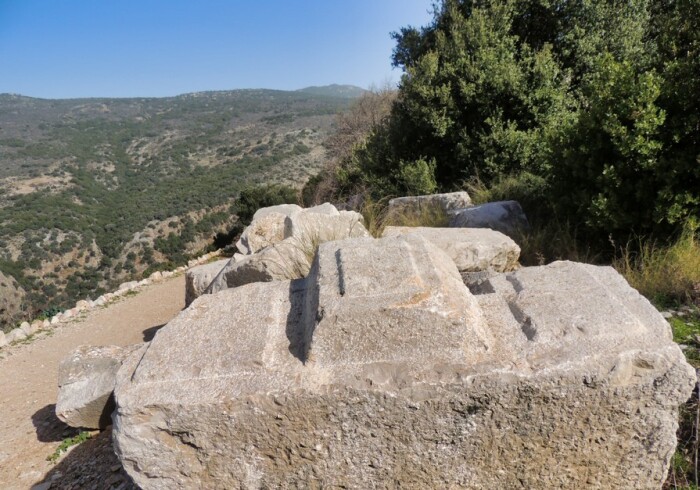 Мастерски обработанные мегалиты были обнаружены после мощного землетрясения, которое и разрушило средневековую крепость (Nimrod Fortress National Park, Израиль). | Фото: madainproject.com.