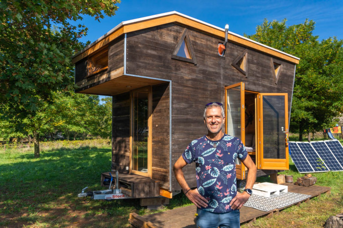 Ян – владелец микродома, фанат велосипедов и устойчивой жизни. | Фото: tinyhousetalk.com.