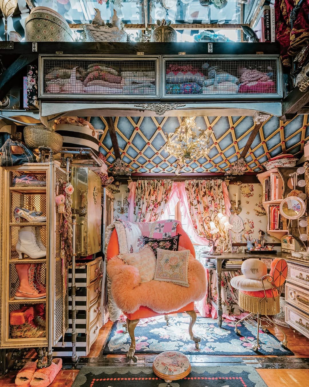 Королевское кресло – любимый атрибут будуара Хлои. Королевское кресло – любимый атрибут будуара Хлои.