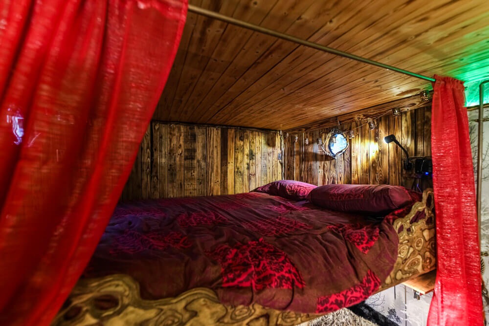 Тихая спальня на высоком подиуме. | Фото: chinapress.com.my. Тихая спальня на высоком подиуме. | Фото: chinapress.com.my.