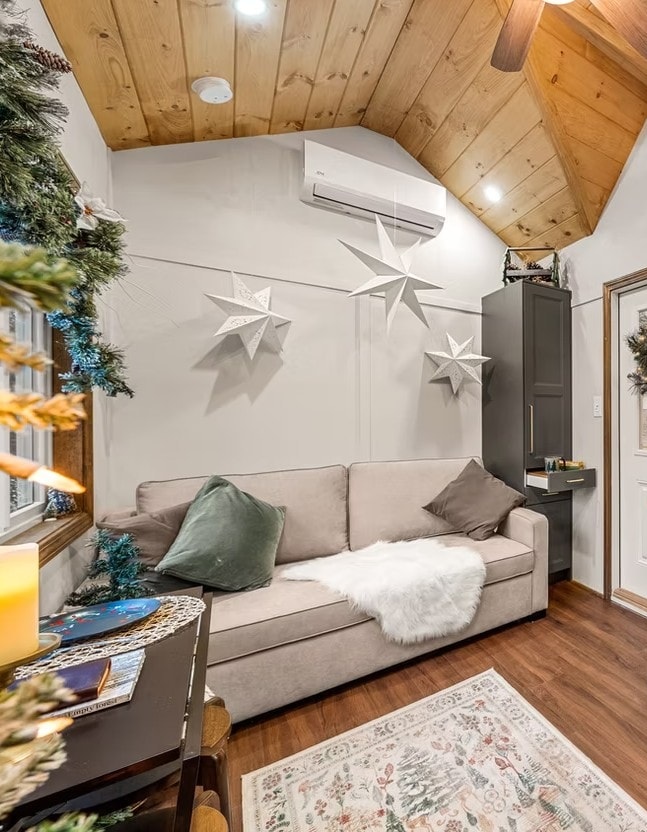 Гостиная в крошечном доме The Spruce. 