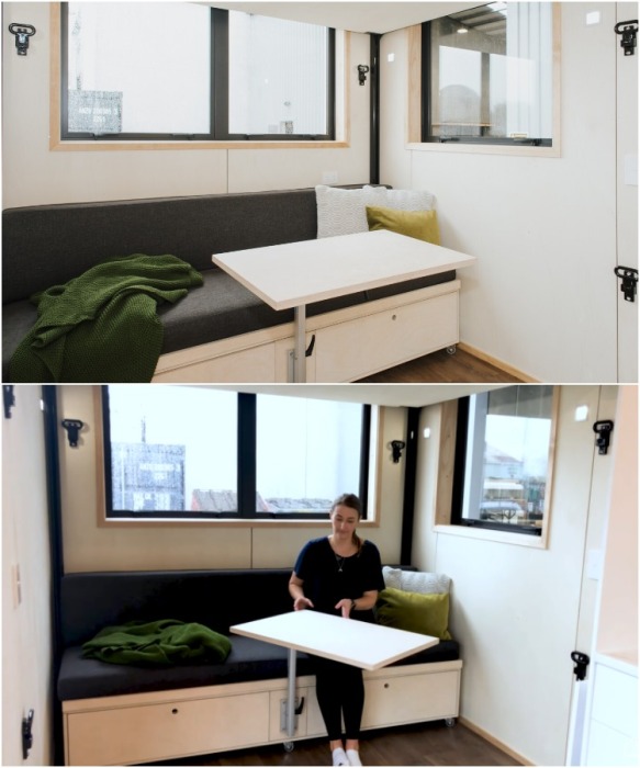 Гостиную легко превратить в домашний офис, стоит лишь закрепить столик (модель Te Whare Nukunuku).