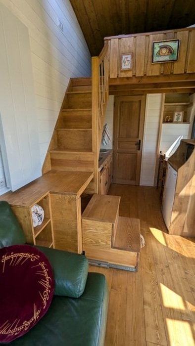 Выдвижные ступени являются местом хранения вещей (Tiny House Hobbit). Выдвижные ступени являются местом хранения вещей (Tiny House Hobbit).