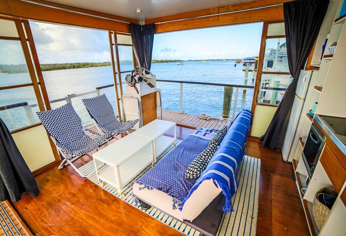 Зона гостиной-столовой открыта спасительному бризу. | Фото: livingbiginatinyhouse.com.