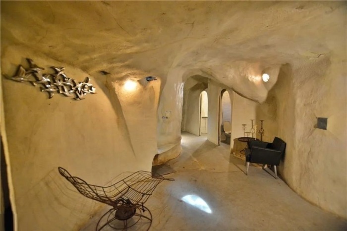 Переходы между комнатами также могут стать зонами отдыха (Le Chant du Cygne, Нью-Конкорд). | Фото: realtor.com.