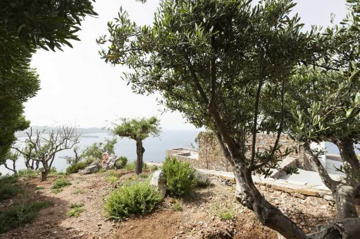 Специалисты Block722 мастерски интегрировали масштабный архитектурный ансамбль в скалистый склон холма (Syros Summer House, Греция). | Фото: bestdesignideas.com.