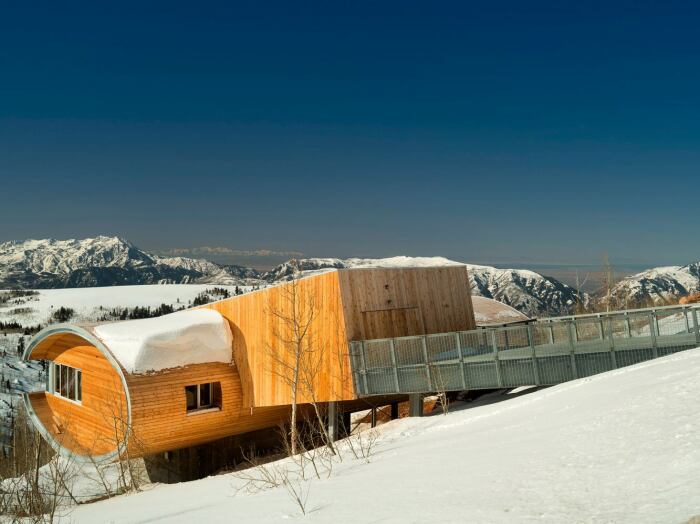 Доступ в лыжный дом осуществляется с вершины холма по мосту. | Фото: architecturaldigest.com.