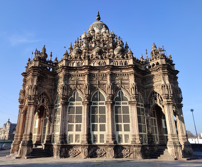 Издалека Mahabat Maqbara действительно напоминает величественный европейский храм, поражающий воображение роскошным декором и обилием колонн (Джунагадх, Индия). | Фото: commons.wikimedia.org.