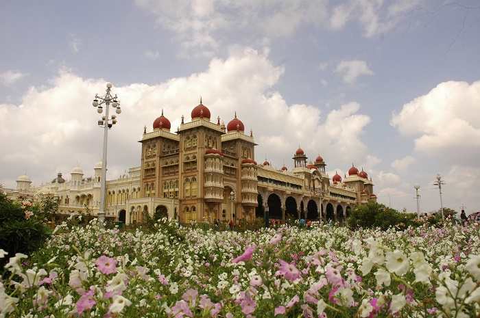 Королевский дворец окружает благоухающая парковая зона, которая еще больше подчеркивает его величие (Mysore Palace, Индия). | Фото: financialexpress.com.