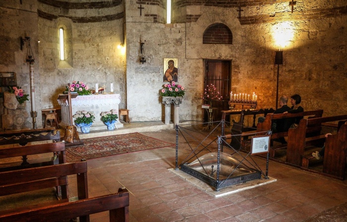 Средневековый меч в камне находится в центре главного зала капеллы (Cappella di San Galgano, Италия). | Фото: culturalheritageonline.com.