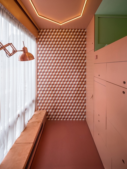 Диванчик у окна позволяет наслаждаться видом нам центр Роттердама (This Cabanon). Диванчик у окна позволяет наслаждаться видом нам центр Роттердама (This Cabanon).