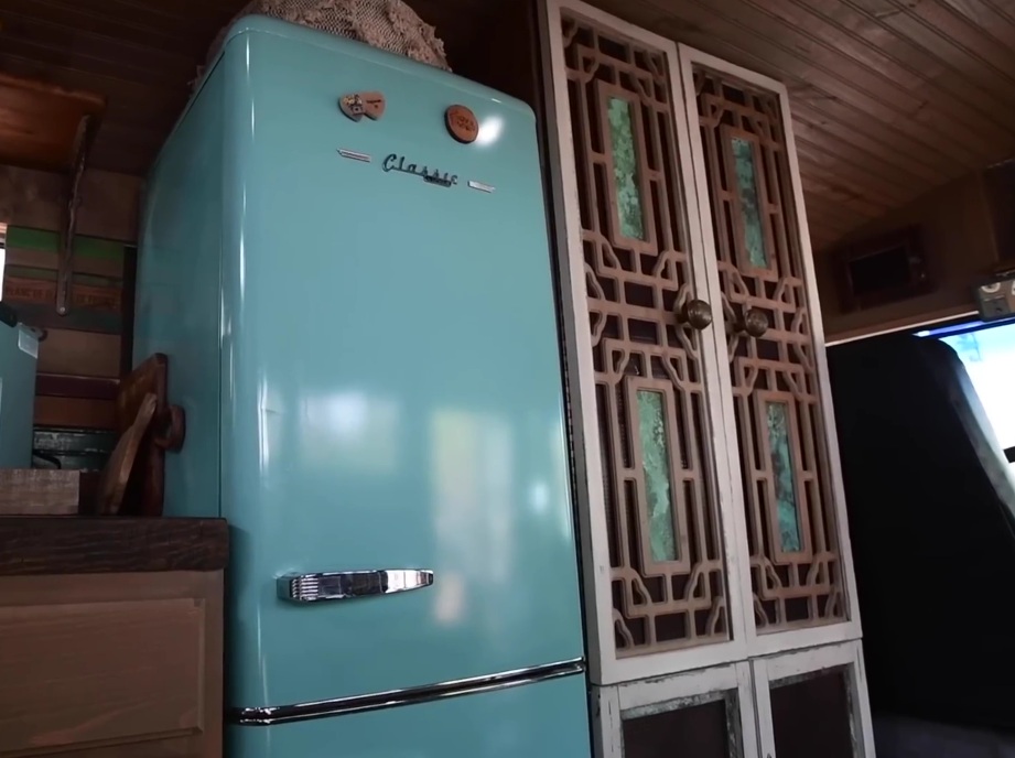 Ретро-холодильник и шкаф-кладовая. | Фото: autoevolution.com.