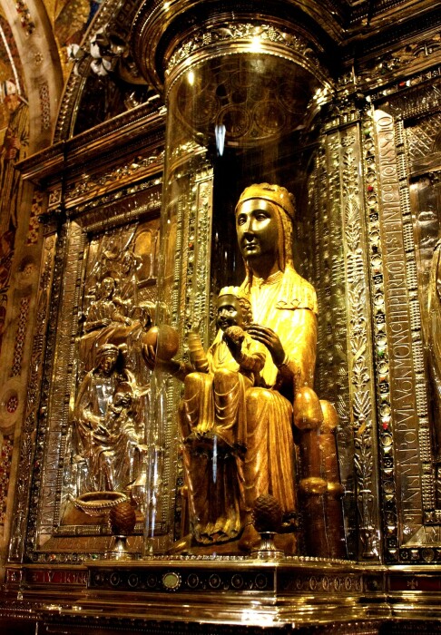 Чудотворная статуя Девы Марии с младенцем на руках вырезана из древесины черного тополя и облачена в золотые одежды (монастырь Монсеррат, Испания). | Фото: vsegda-pomnim.com.