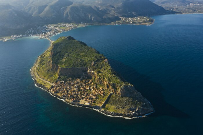 После землетрясения, произошедшего в 375 году нашей эры, мыс превратился в остров, получивший название по названию города – Monemvasia (Монемвасия). | Фото: travelnotesandbeyond.com.