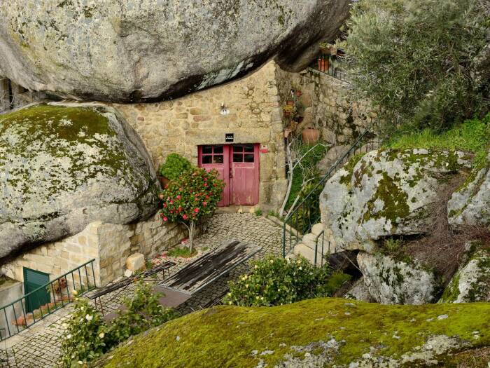 Глядя на фотографии, даже не верится, что такие дома существуют и в них до сих пор живут люди (Монсанто, Португалия). | Фото: juliedawnfox.com.