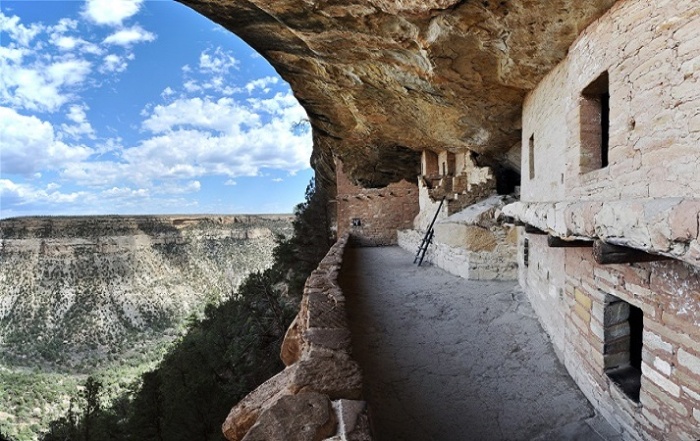 Благодаря тому, что ниши находились на значительной высоте дополнительных укрепительных сооружений древние пуэблоанцы не строили (Mesa Verde National Park, США). | Фото: nationalparkreservations.com.