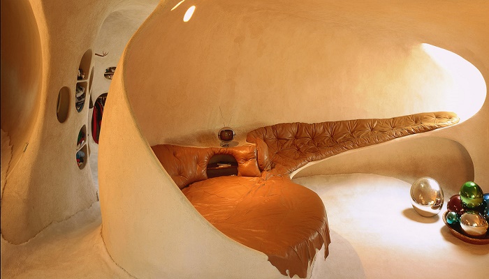 Уютная спальня с круглой кроватью, плавно переходящей в диванчик (Organic House, Мексика). | Фото: amazingarchitecture.com.